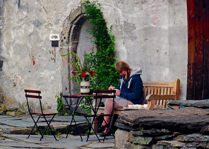 【我国第一位伟大的浪漫主义爱国诗人,我国第一位爱国浪漫主义诗人是谁】